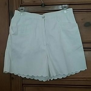 MISSES WHITE SHORTS SIZE 8